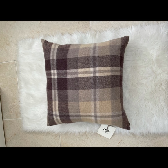 UGG accent pillow - Picture 3 of 4